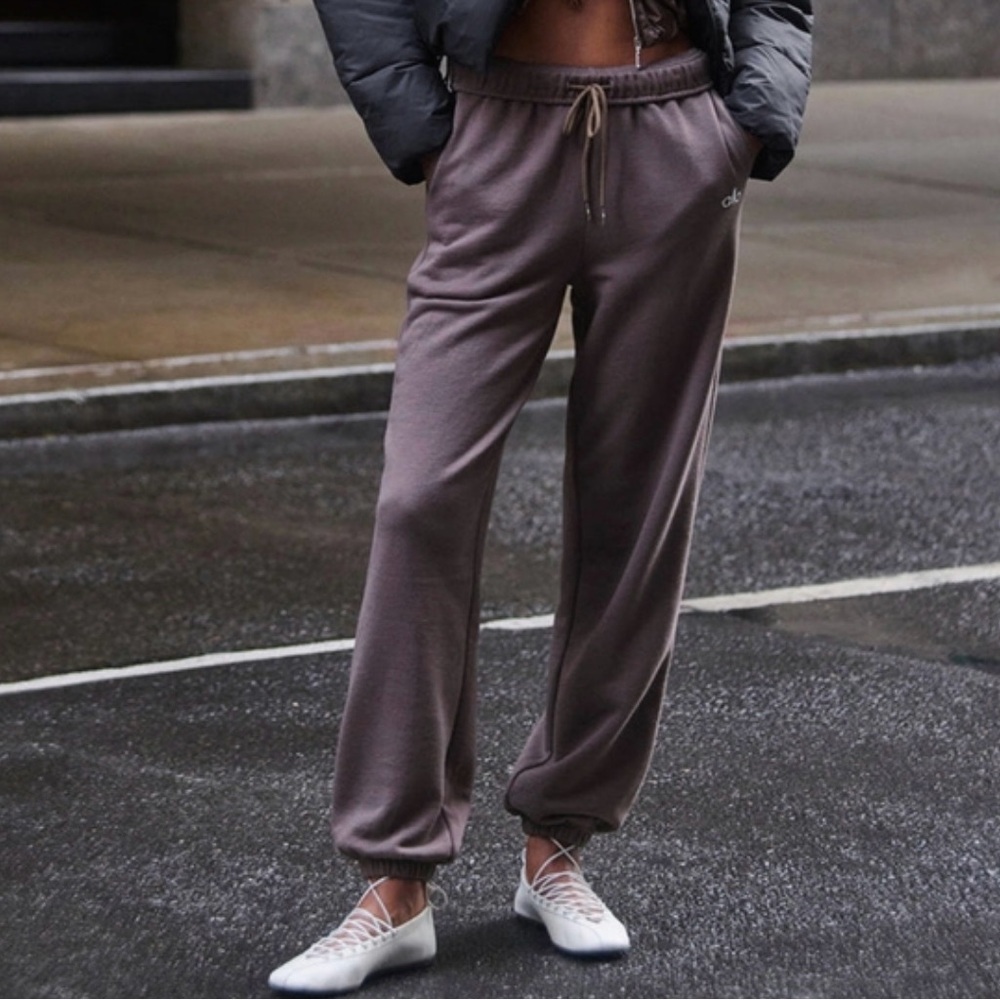 ALO Accolade Sweatpants in Raissenette